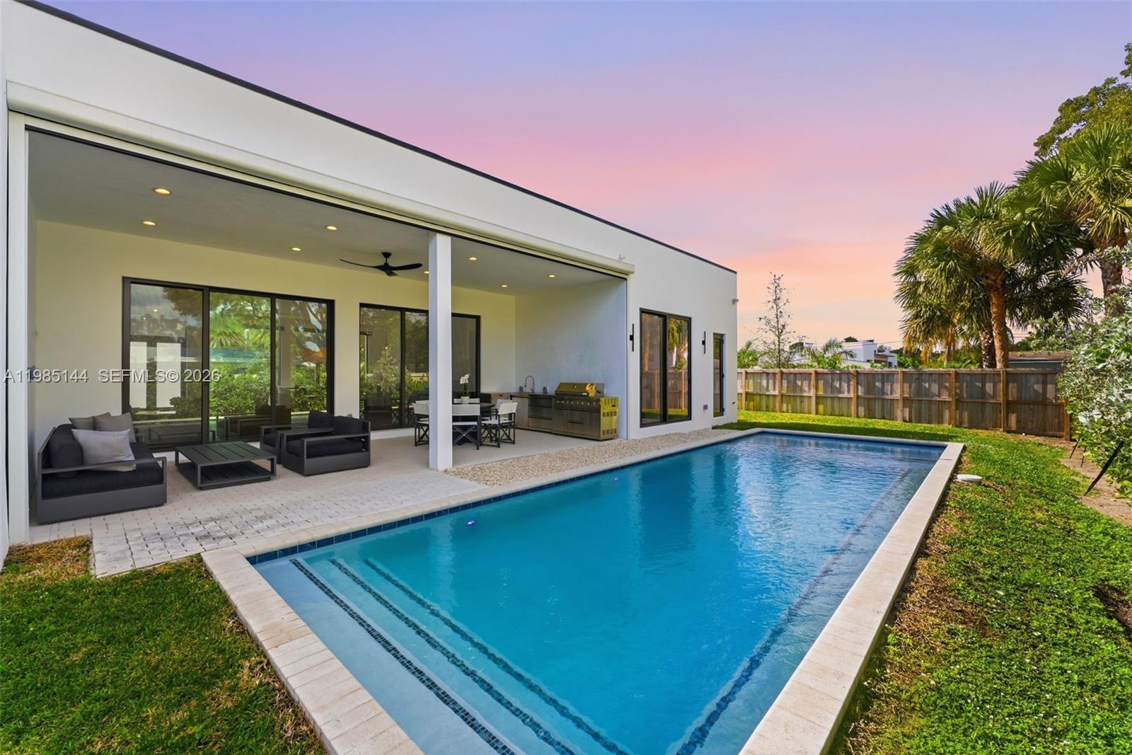 TROPICAL MANORS - Residential