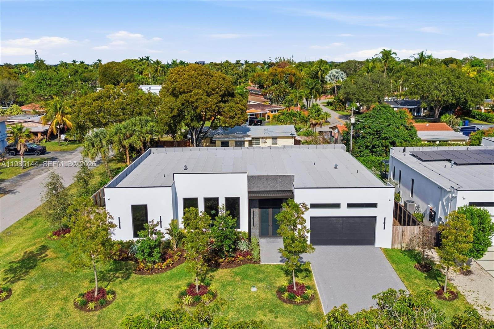 TROPICAL MANORS - Residential