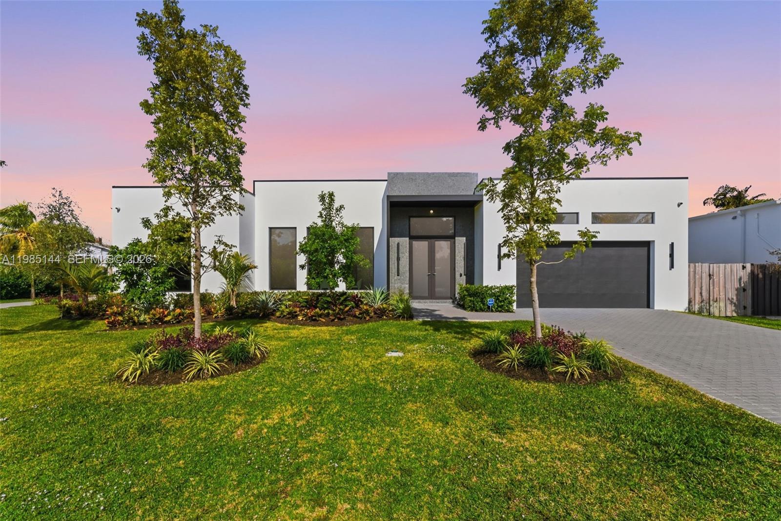 TROPICAL MANORS - Residential