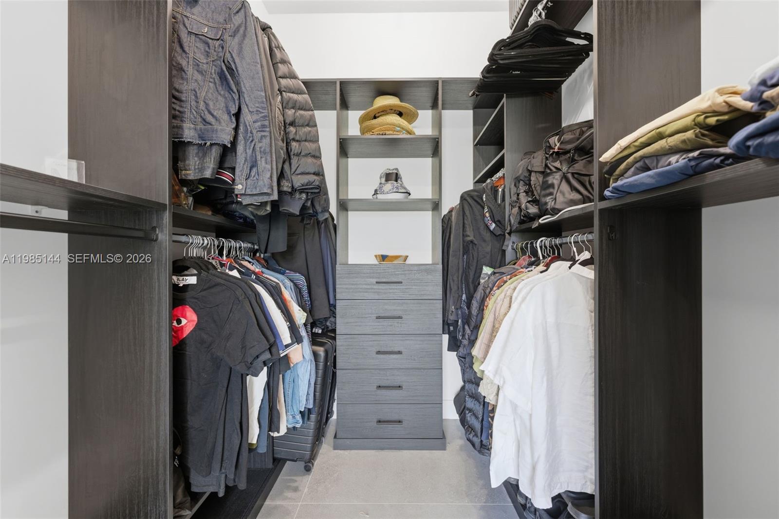 TROPICAL MANORS - Residential