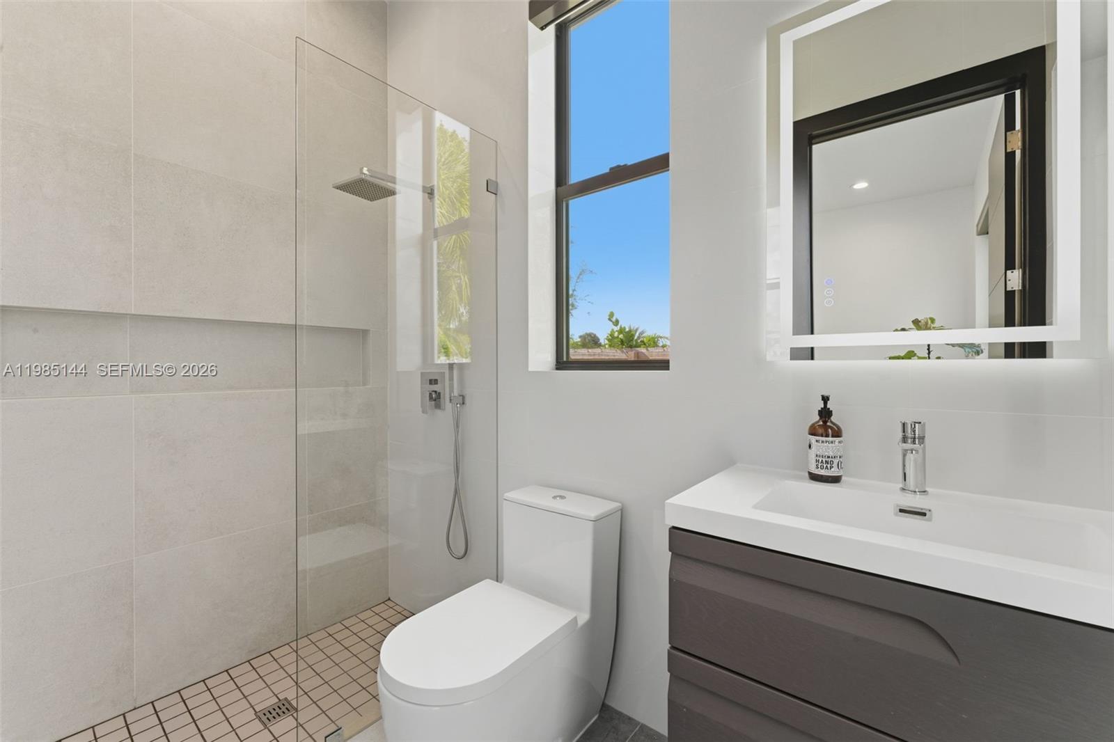 TROPICAL MANORS - Residential