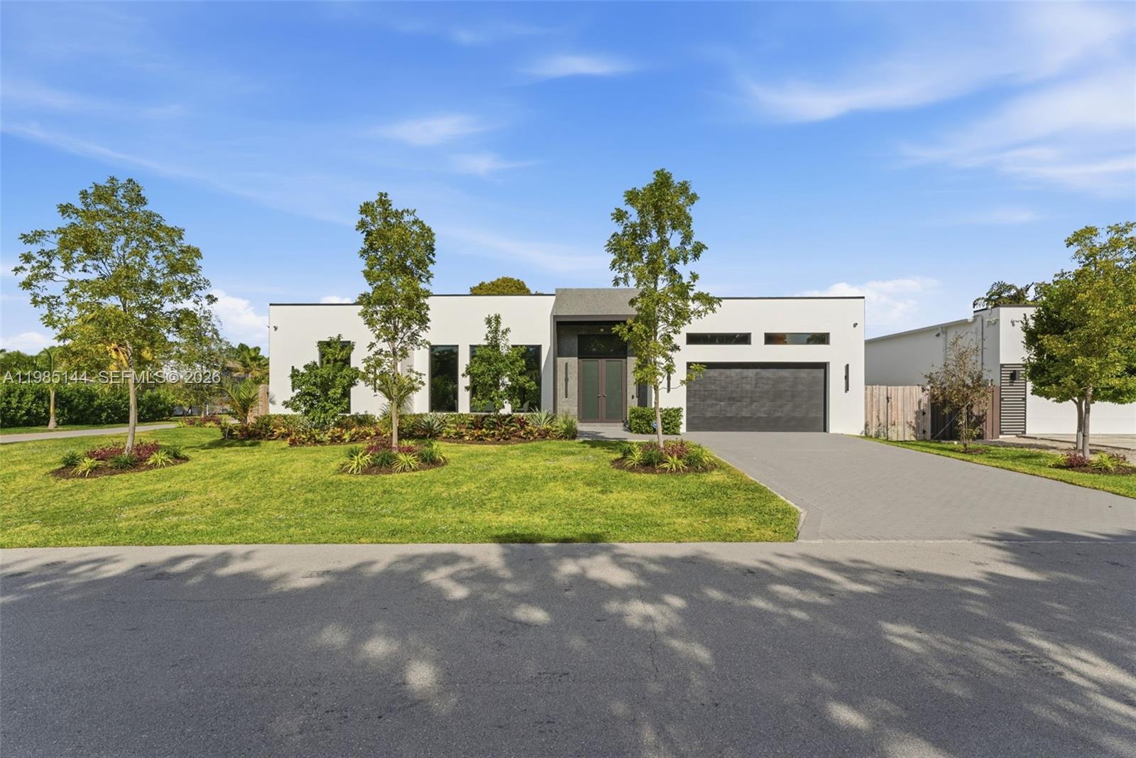 TROPICAL MANORS - Residential