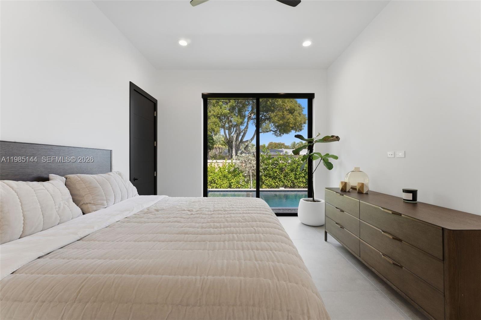 TROPICAL MANORS - Residential