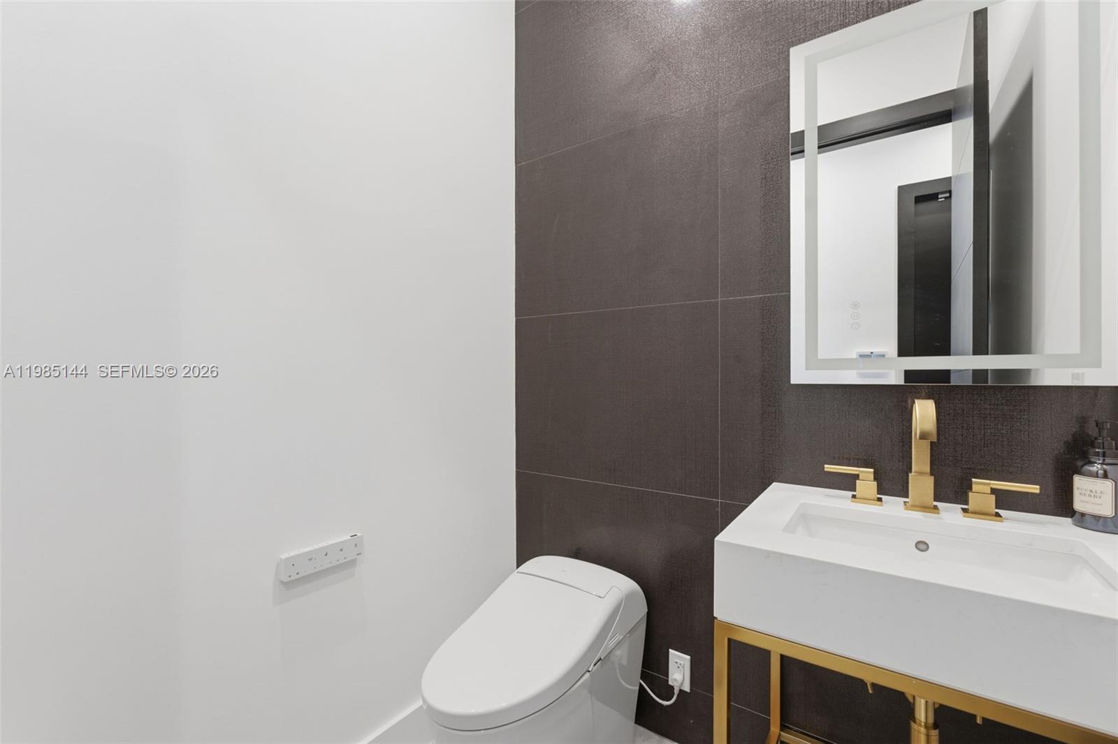 TROPICAL MANORS - Residential