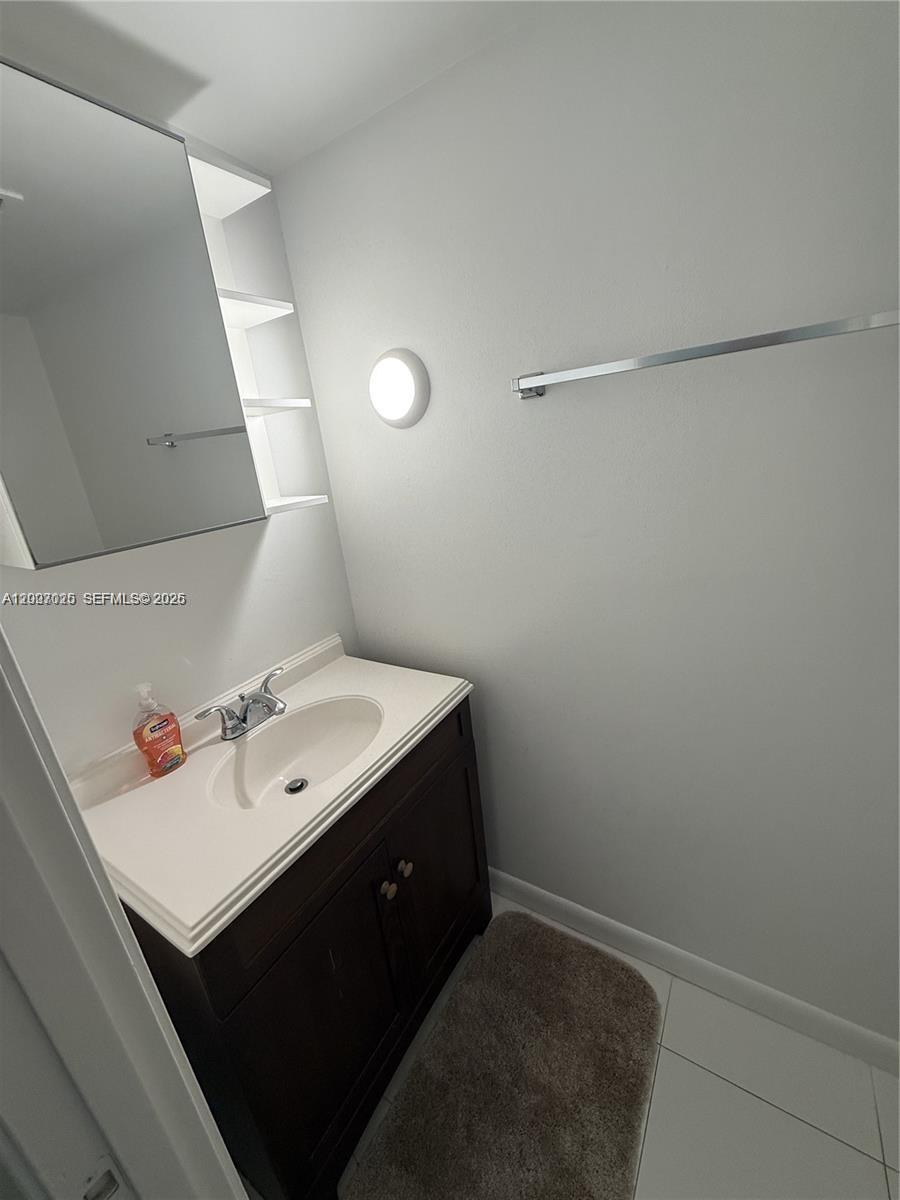 300 Diplomat Pkwy 712