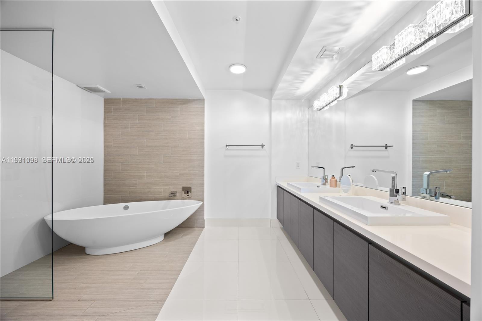 PARQUE TOWERS CONDO - Residential Lease