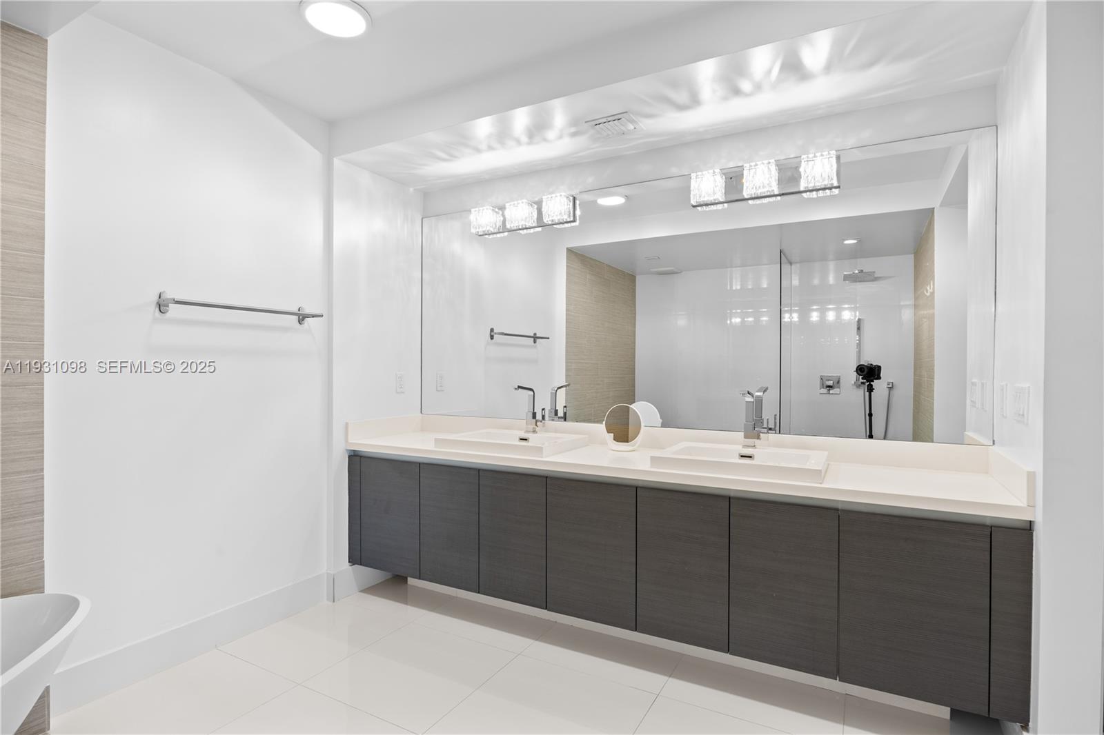 PARQUE TOWERS CONDO - Residential Lease