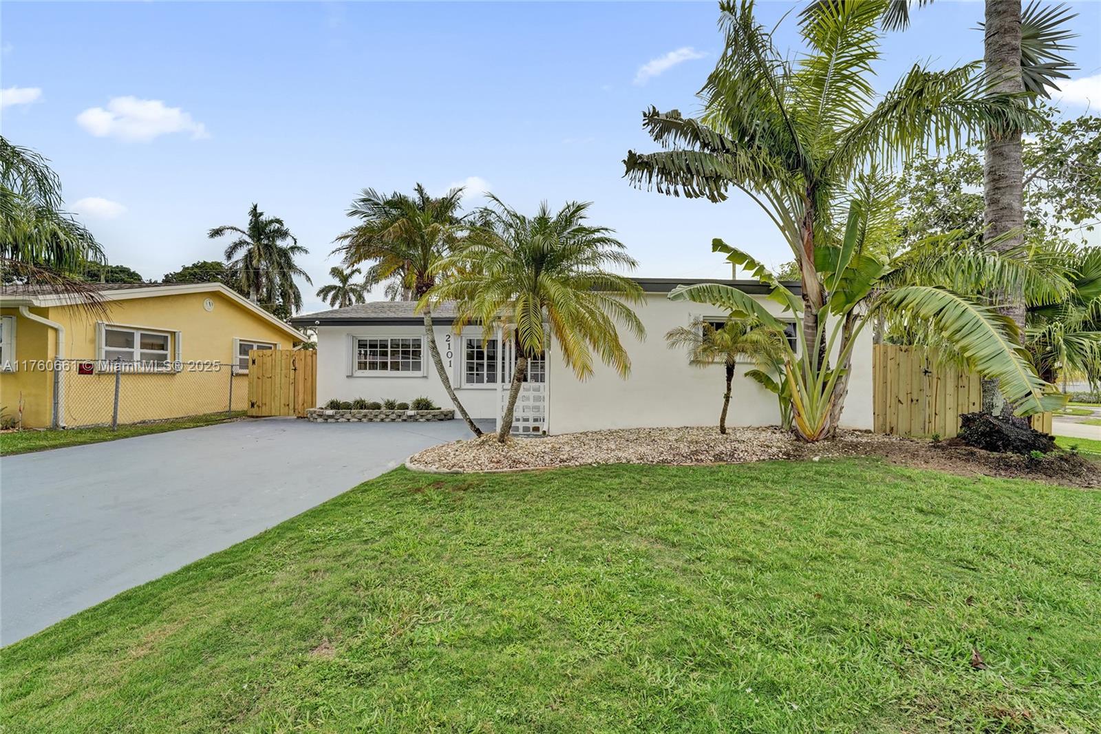 HOLLYWOOD HOMESITES SECON - Residential Lease