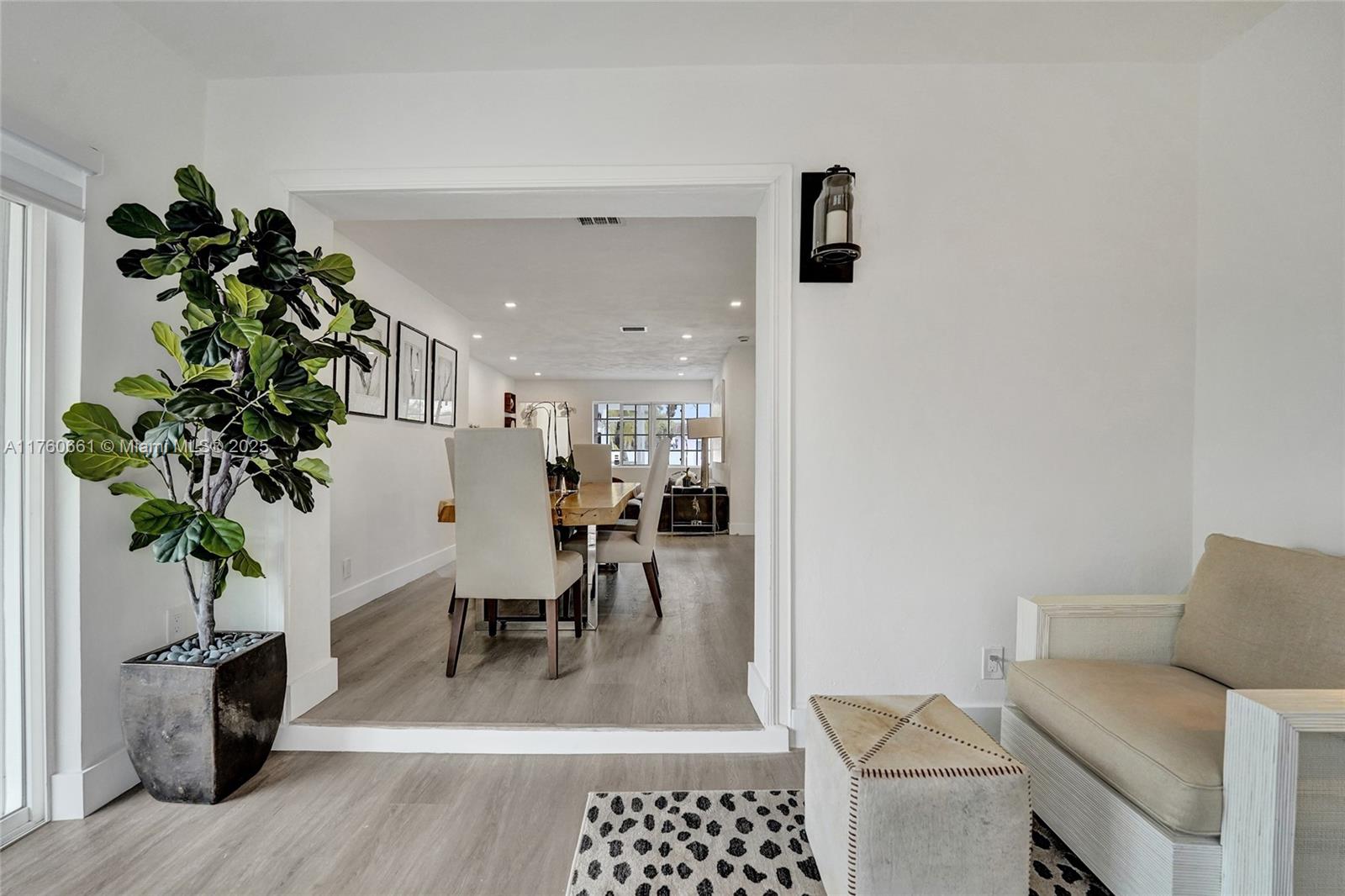 HOLLYWOOD HOMESITES SECON - Residential Lease