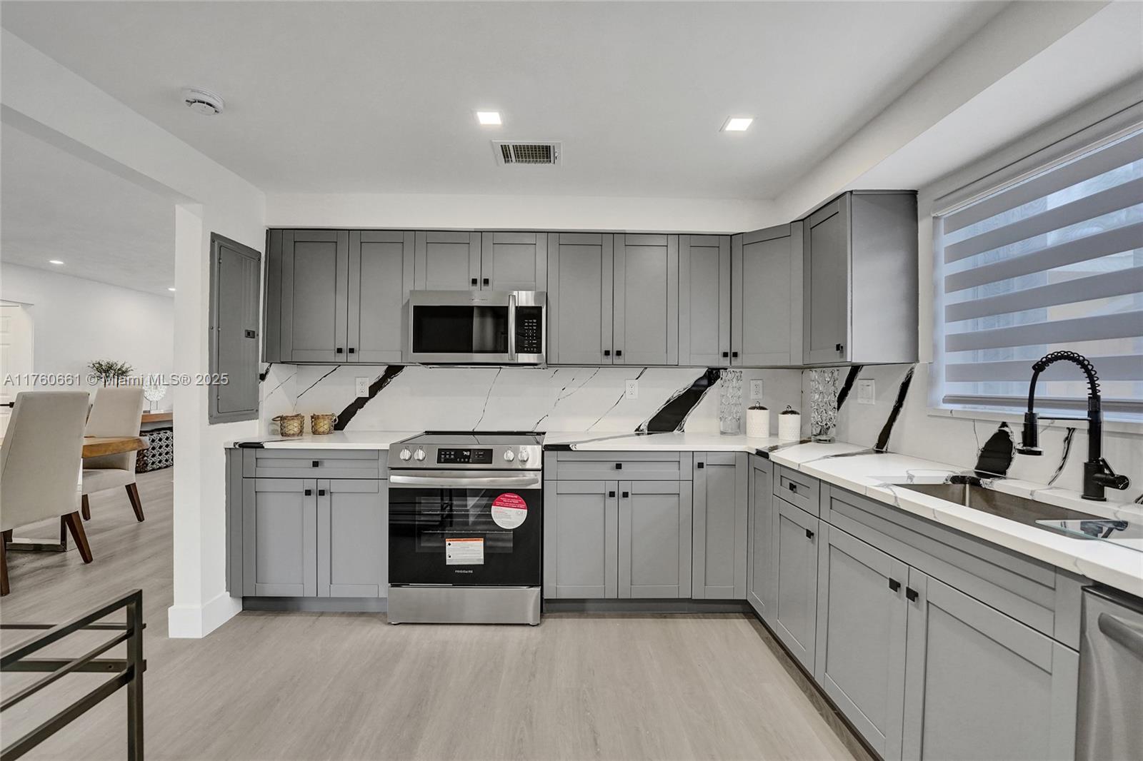 HOLLYWOOD HOMESITES SECON - Residential Lease