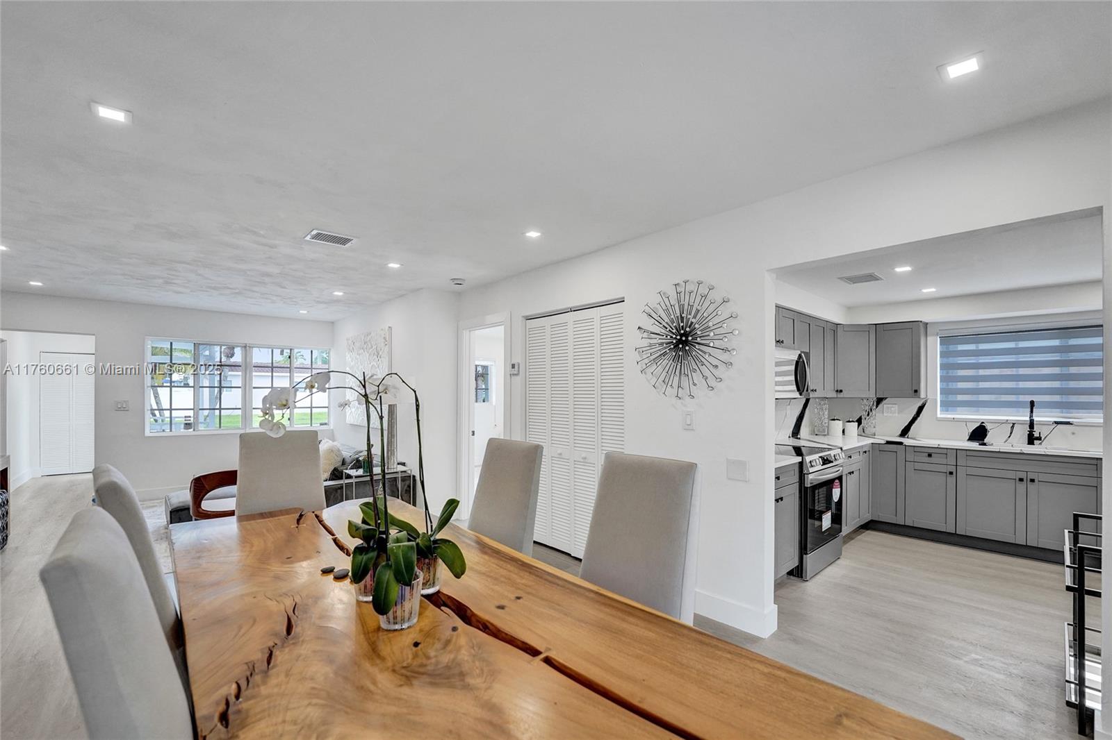 HOLLYWOOD HOMESITES SECON - Residential Lease