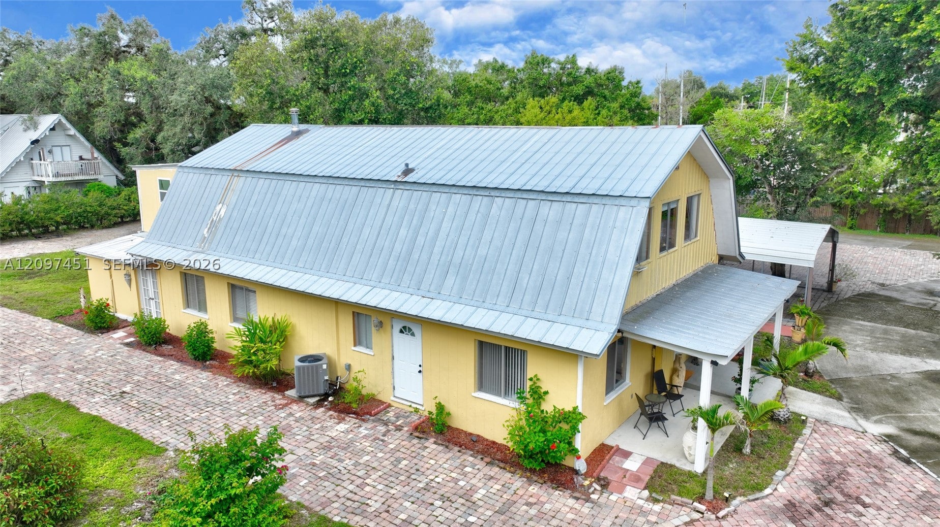 123 Riverbend Dr