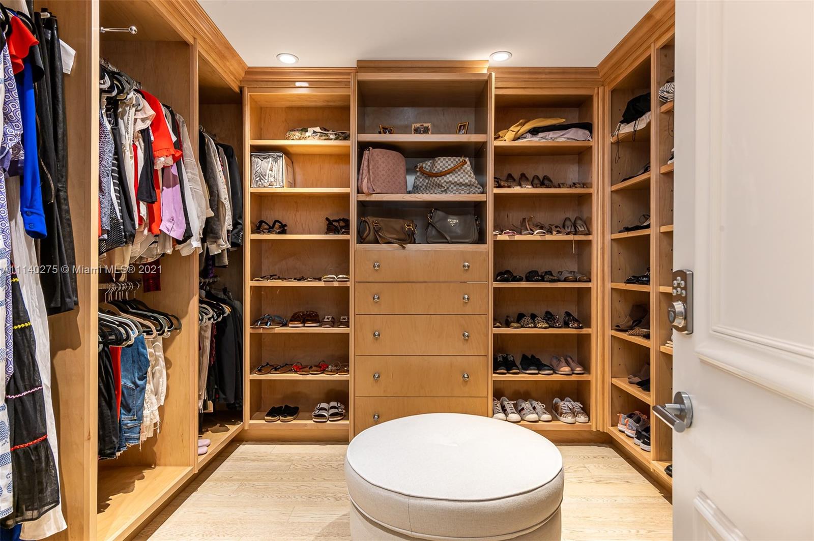 LUXURIA CONDO - Residential