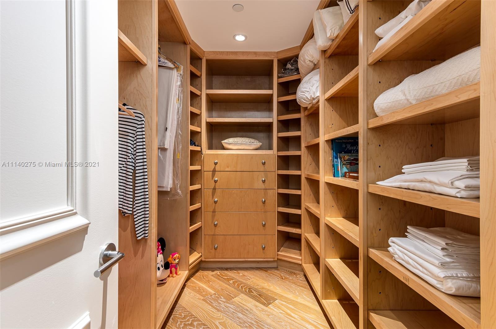 LUXURIA CONDO - Residential