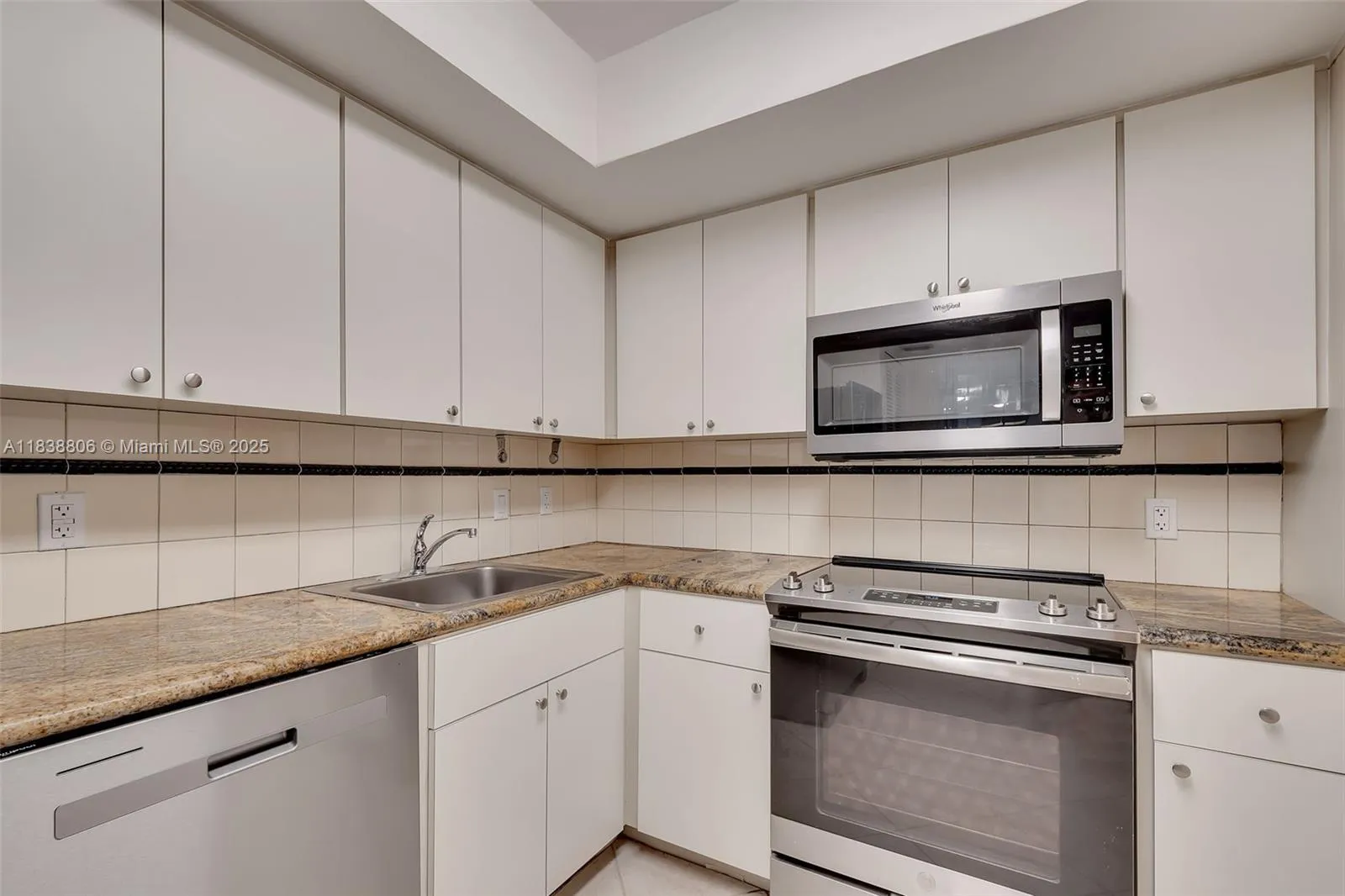 Coral Gables, Florida 33134, United States, 2 Bedrooms Bedrooms, ,3 BathroomsBathrooms,Residential,Active,169219