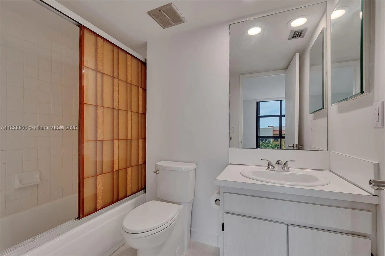 Coral Gables, Florida 33134, United States, 2 Bedrooms Bedrooms, ,3 BathroomsBathrooms,Residential,Active,169219