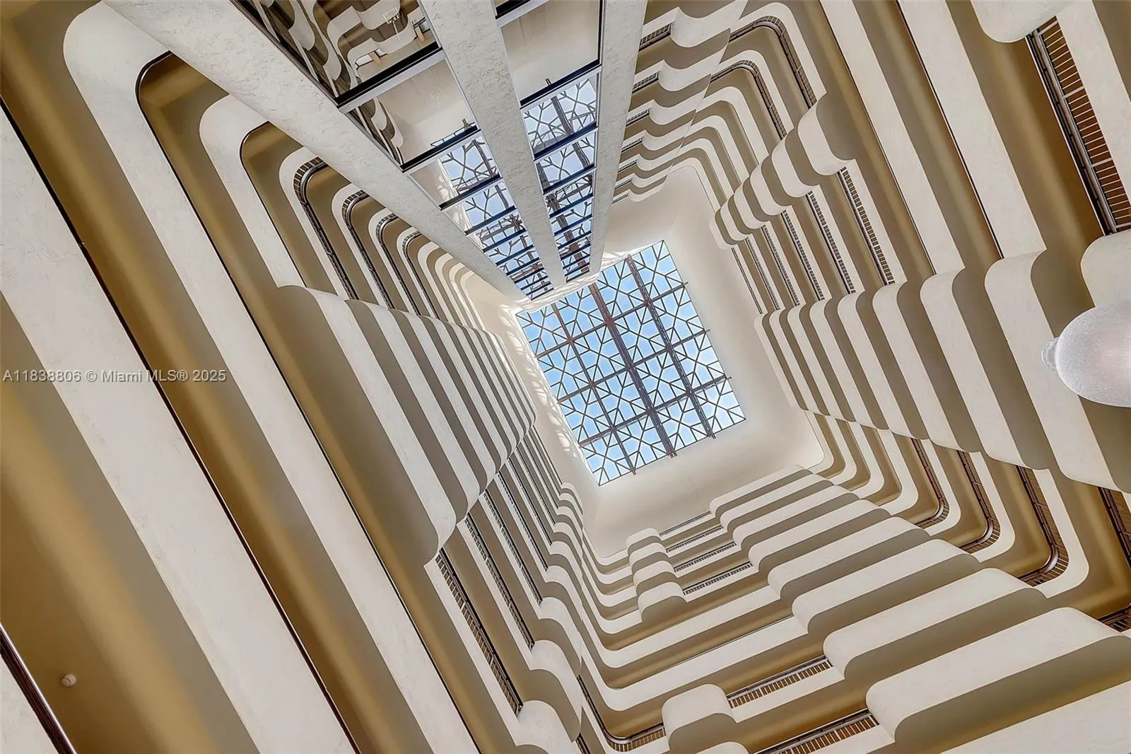 Coral Gables, Florida 33134, United States, 2 Bedrooms Bedrooms, ,3 BathroomsBathrooms,Residential,Active,169219