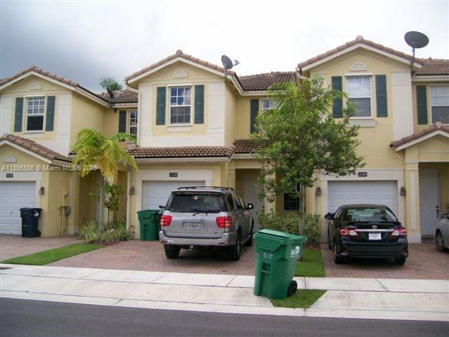 Beautiful townhouse 3 bedrooms, 2.5 bathrooms located in a great community at Garden Estate. Granite countertop, stainless steel appliances, ceramic floors. Close to schools, parks, shopping centers, & West Baptists Hospital. Community pool, gym, clubhouse & child play area. Don't miss this opportunity !!!