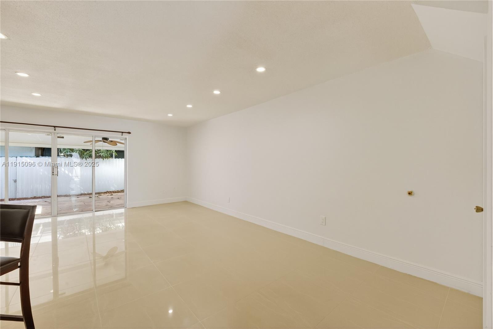 PALM SPRINGS VILLAS 3RD A - Residential