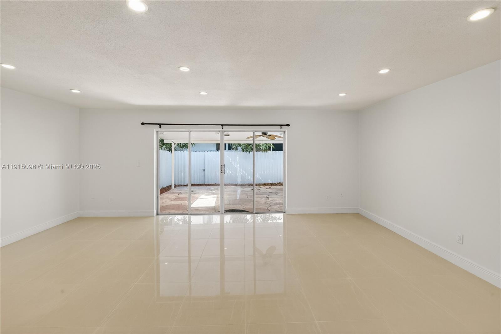 PALM SPRINGS VILLAS 3RD A - Residential