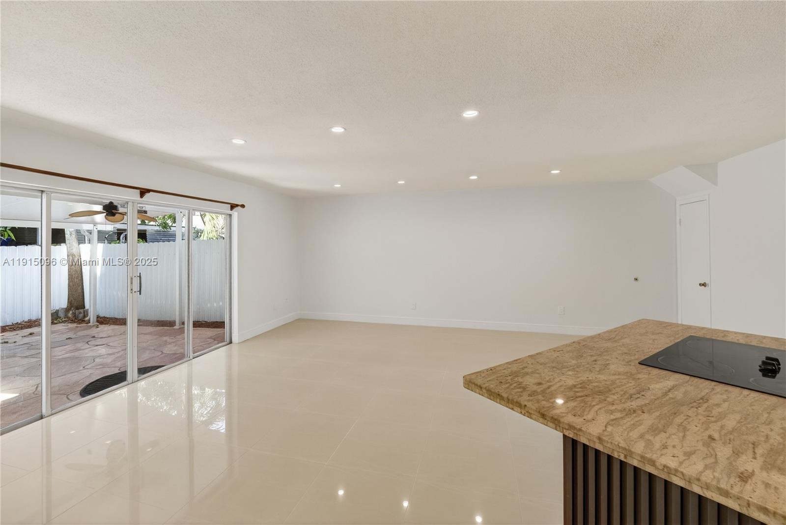 PALM SPRINGS VILLAS 3RD A - Residential