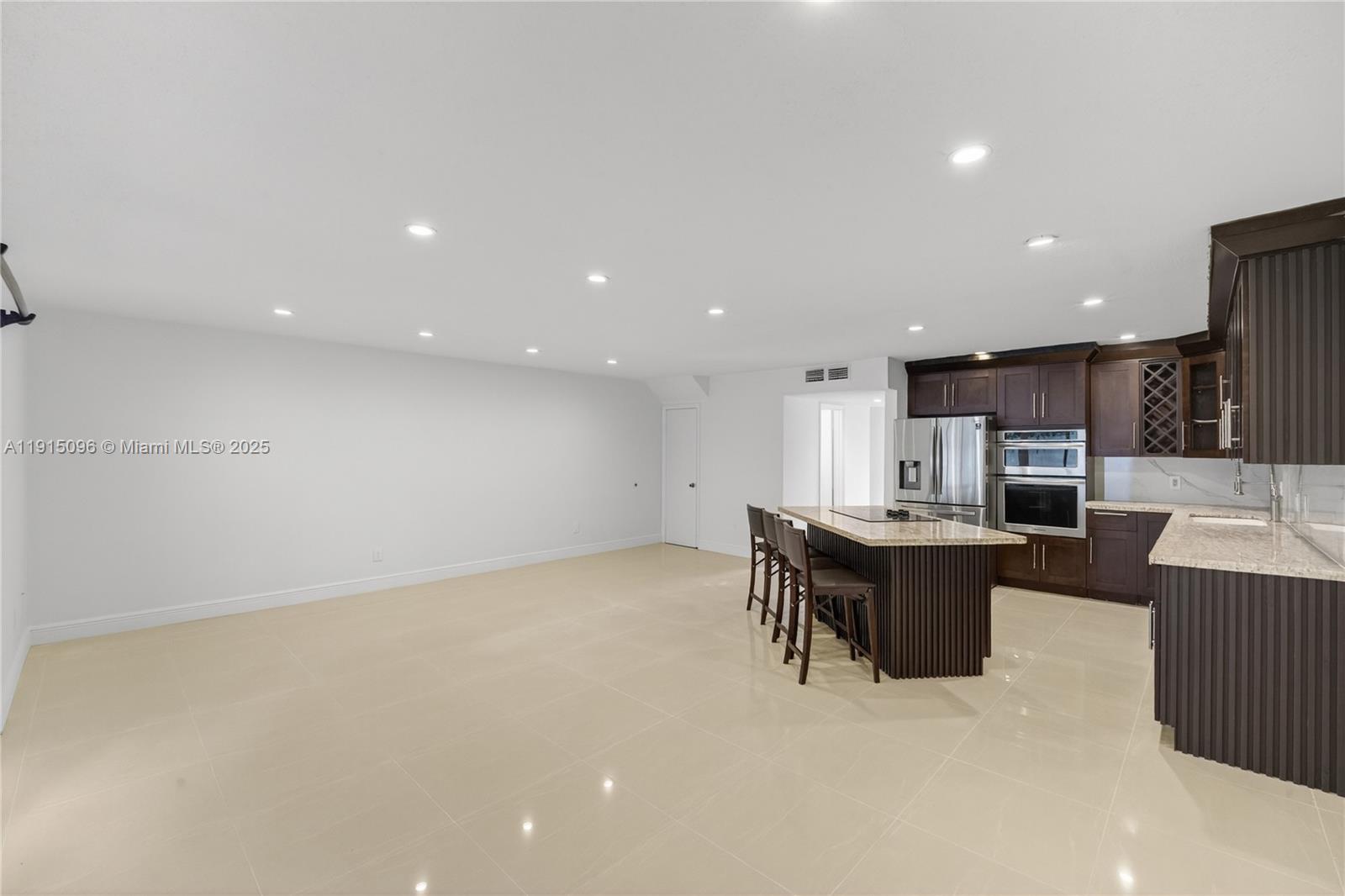 PALM SPRINGS VILLAS 3RD A - Residential