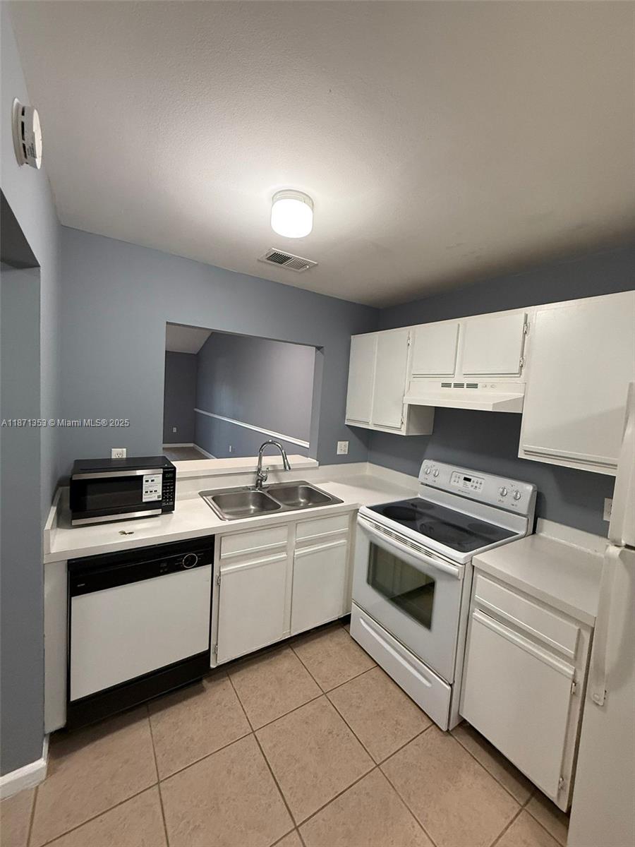 Beautiful 2 beds 1 bath condo at Sorrento Lakes. Tile floors throughout. Washer & Dryer inside unit. Close to
parks, shopping, highways, Step inside and be greeted by a generous living area, perfect for entertaining or
relaxing.you'll have easy access to shopping, dining, and entertainment in this open community.
