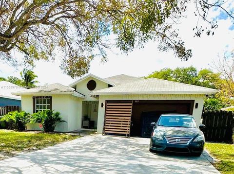 Single Family Residence in Fort Lauderdale FL 1113 24th Ave Ave.jpg