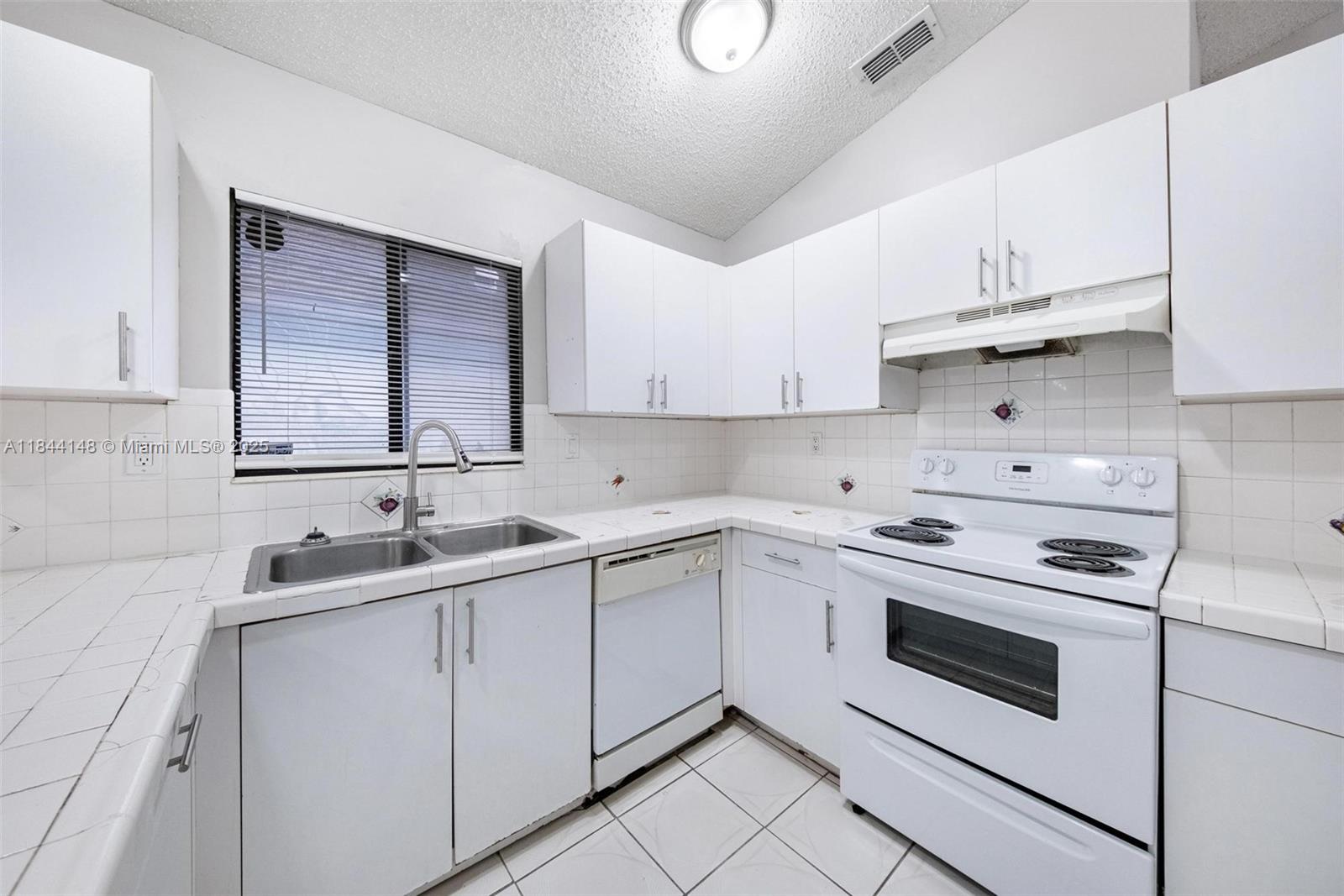 314 Bishop Rd, North Lauderdale, FL, 33068/$459,000 4 314 Bishop Rd