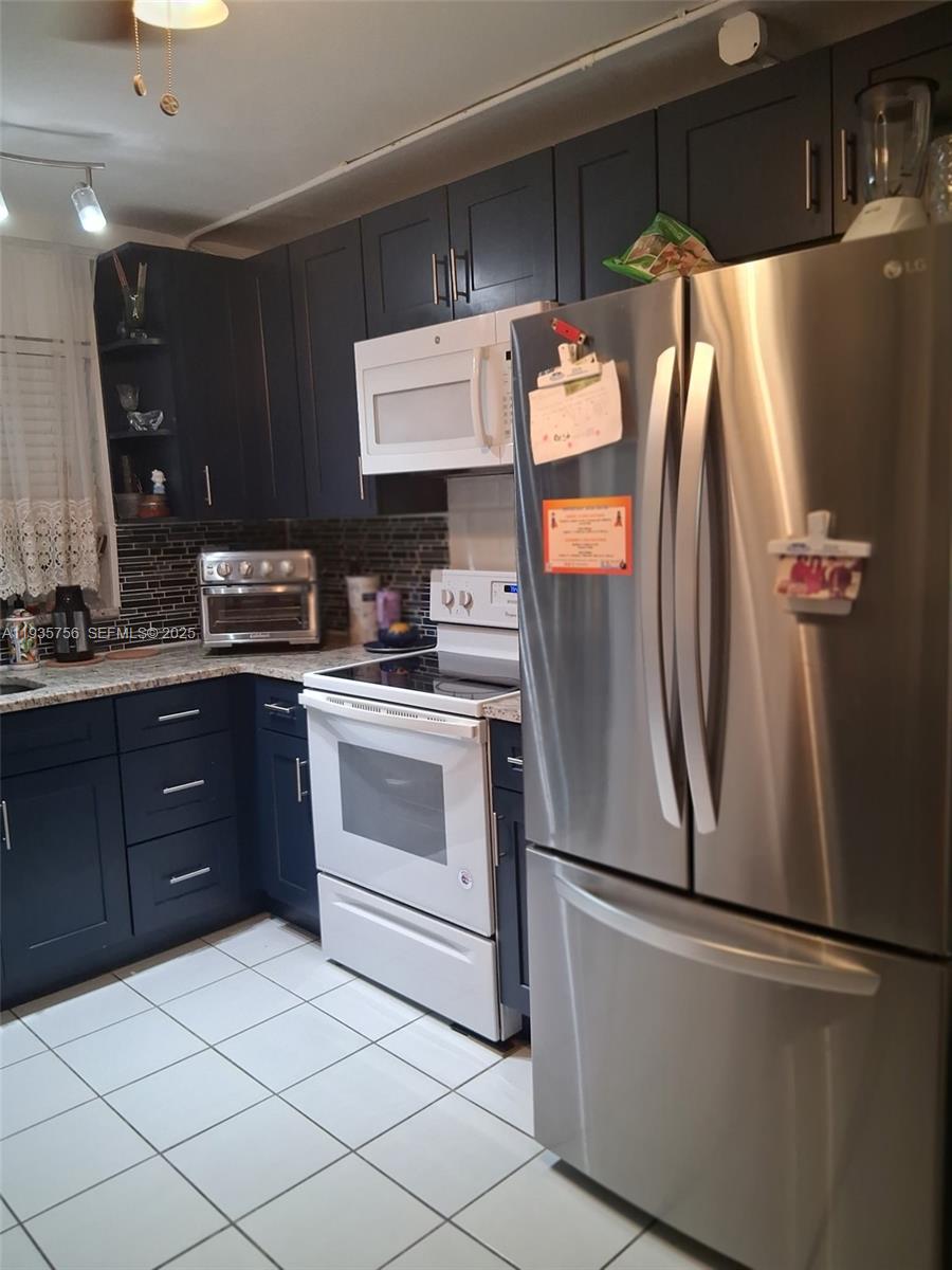 9221 Sunrise Lakes Blvd 204