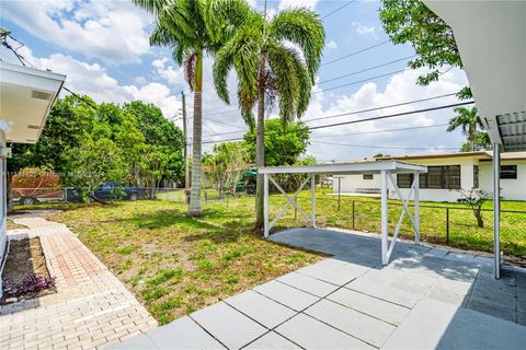 Single Family Residence in Miami Gardens FL 4420 174th Dr Dr 31.jpg