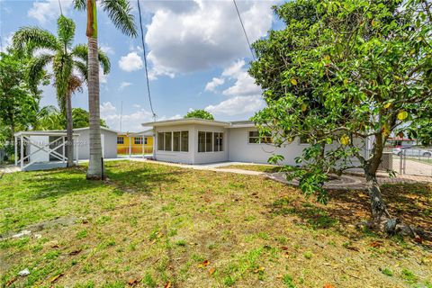Single Family Residence in Miami Gardens FL 4420 174th Dr Dr 32.jpg