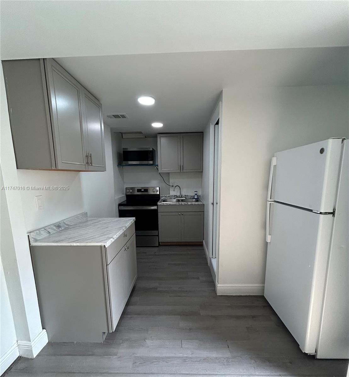 Photo 1 of 1101 Oakwood Dr 2B, Miami Springs, Florida, $1,600, Web #: 11747016
