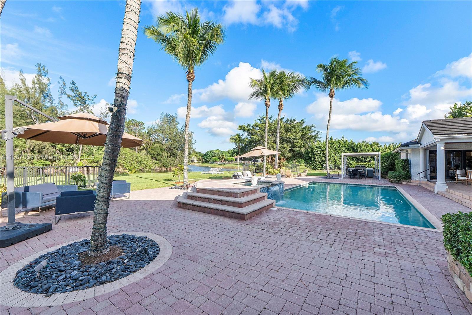 WHISPERING WOODS - Residential