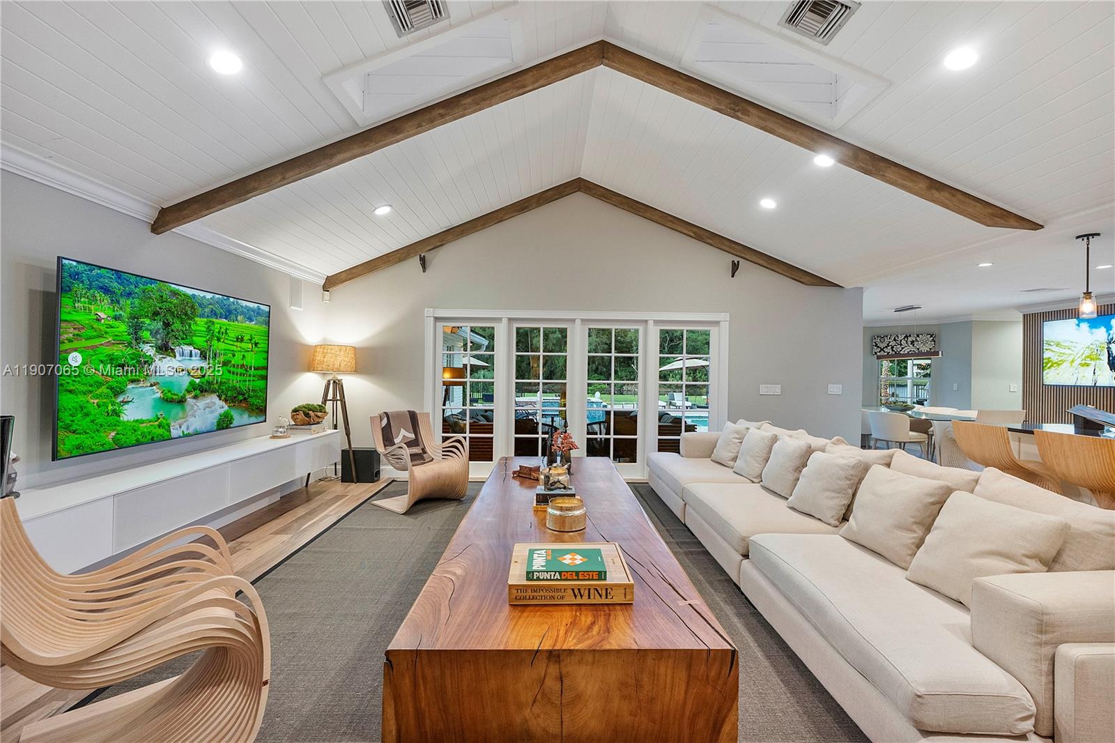 WHISPERING WOODS - Residential