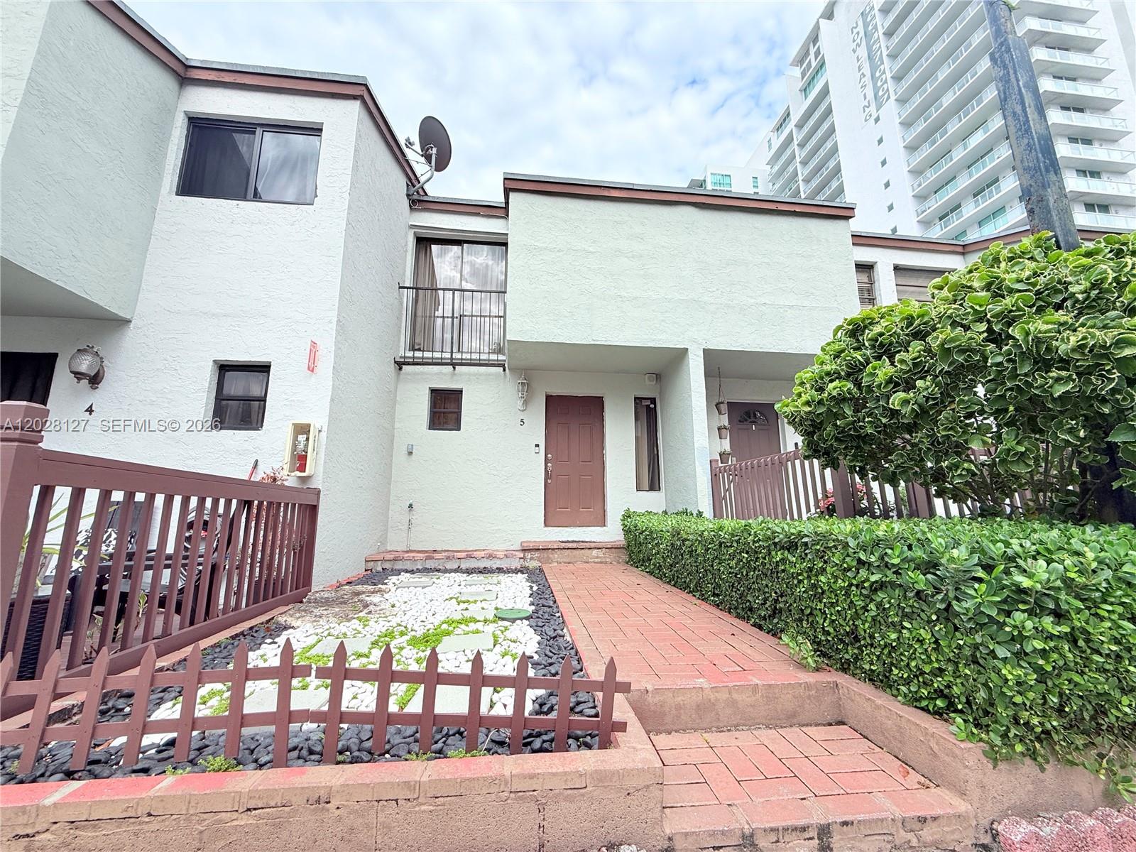 RIVER CLUB TOWNHOUSE COND - Residential