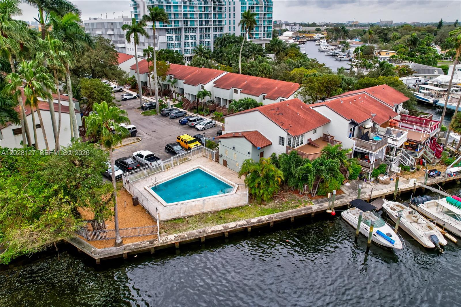 RIVER CLUB TOWNHOUSE COND - Residential