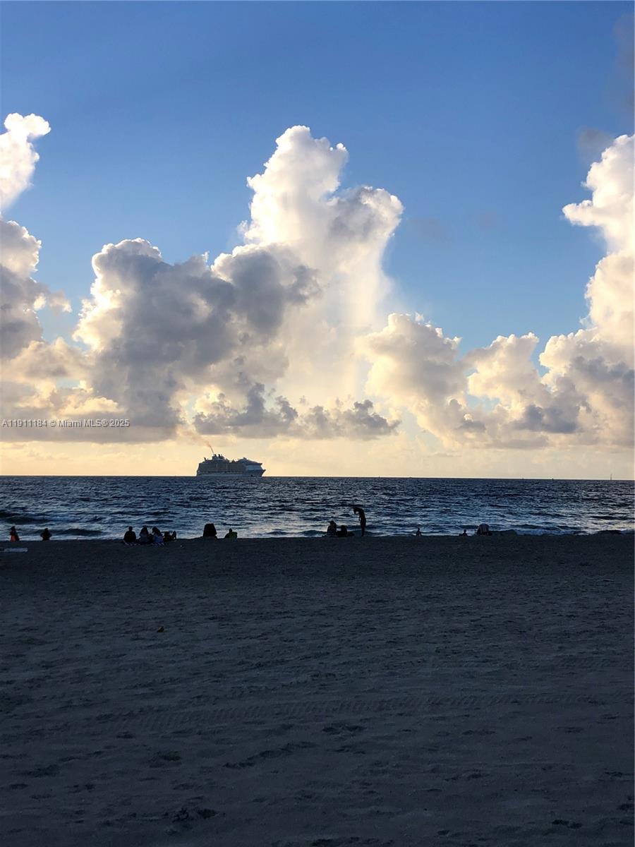 THE CARRIAGE CLUB NORTH. - Residential Lease