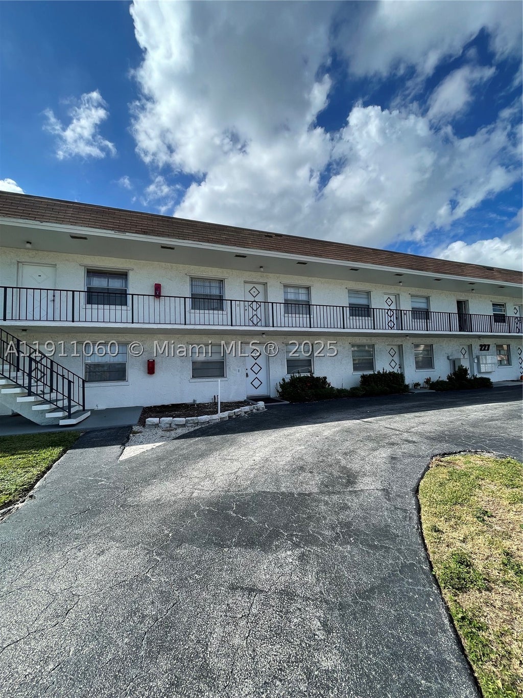 Photo of 227 Castlewood Dr #102, North Palm Beach, FL 33408 (MLS # A11911060)