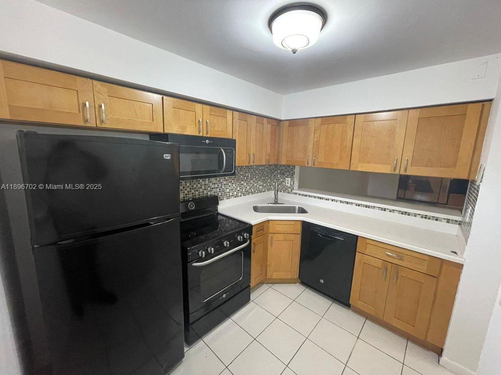 Beautiful 2 bedrooms and 2 bathrooms plus huge balcony ! All tile floors, updated kitchen and bathrooms, washer and dryer inside the unit, freshly painted, must see it before it goes…!!