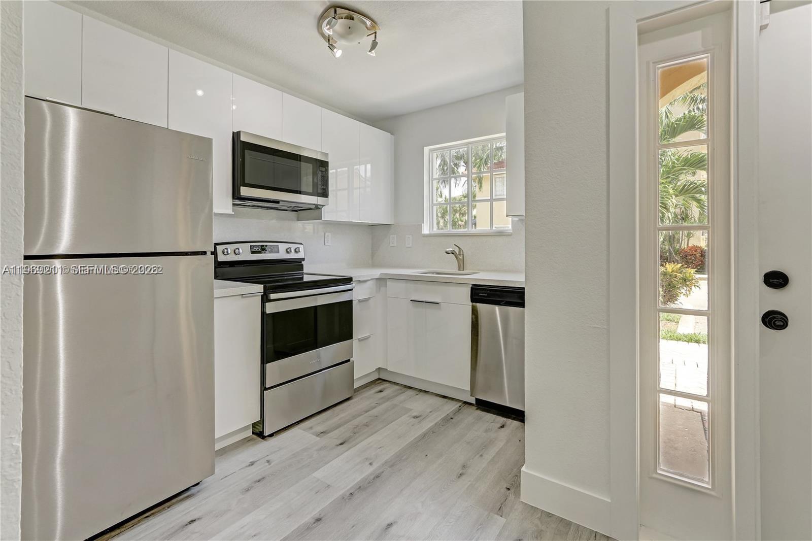 AQUA VISTA TOWNHOMES COND0 - Residential