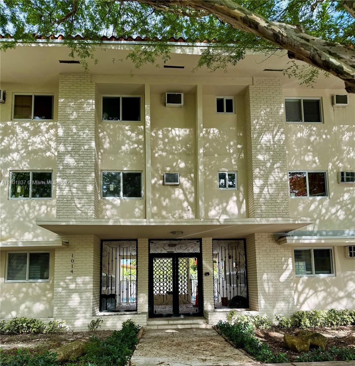 Rental Property at 1014 Salzedo St 210, Coral Gables, Broward County, Florida - Bedrooms: 2 
Bathrooms: 1  - $2,400 MO.