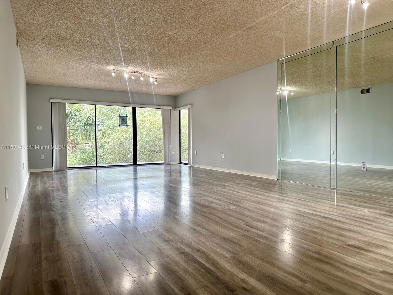 SUMMERTREE VILG CALIF CL - Residential