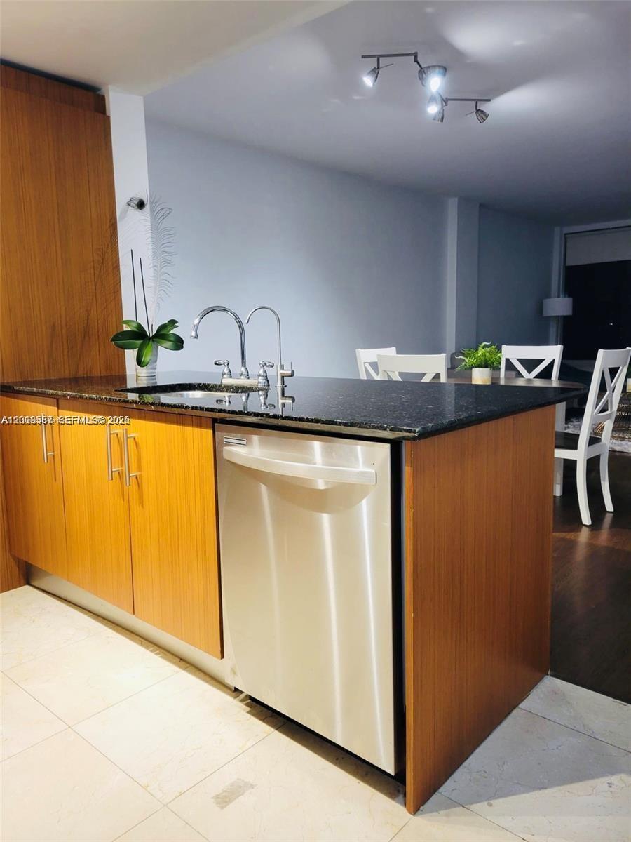 10275 Collins Ave 327