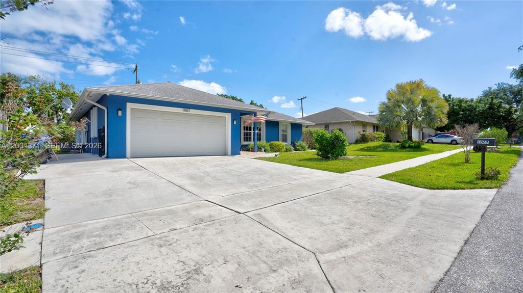 Photo of 1067 Julia Heights Dr, Lantana, FL 33462 (MLS # A12001371)