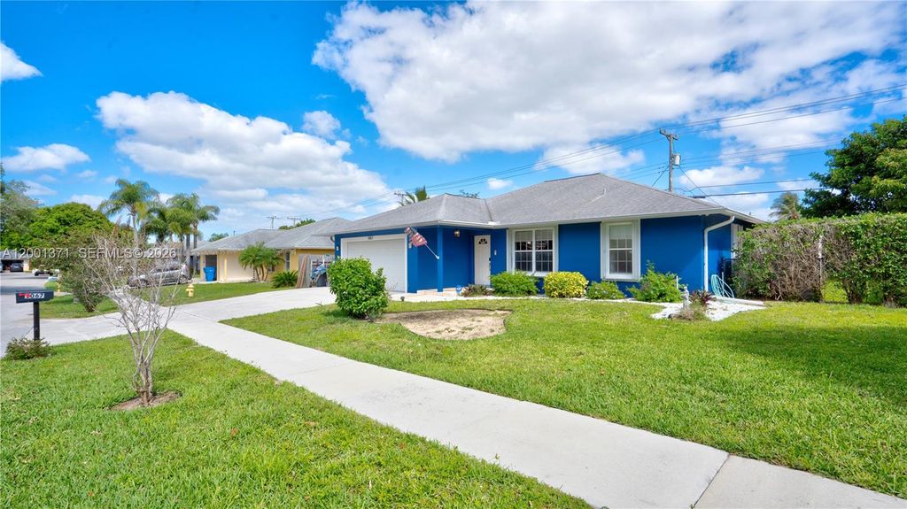 Photo of 1067 Julia Heights Dr, Lantana, FL 33462 (MLS # A12001371)