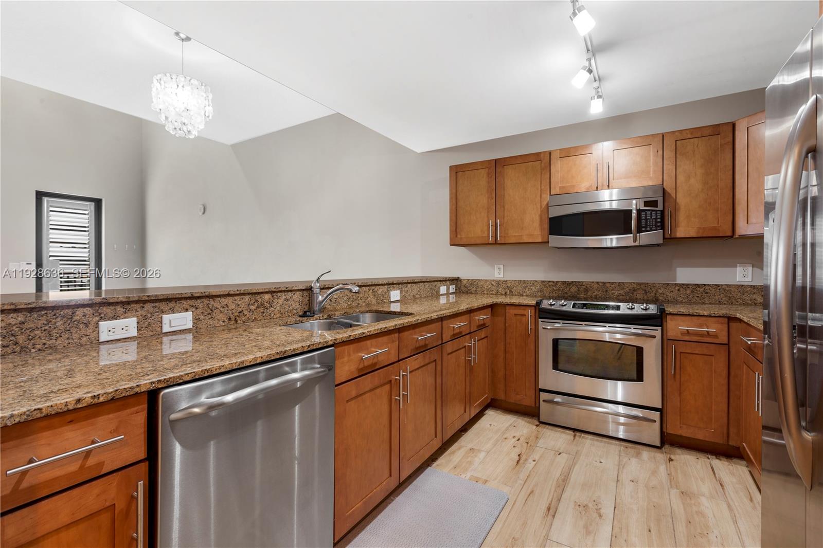 COLONNADE AT DADELAND SW - Residential