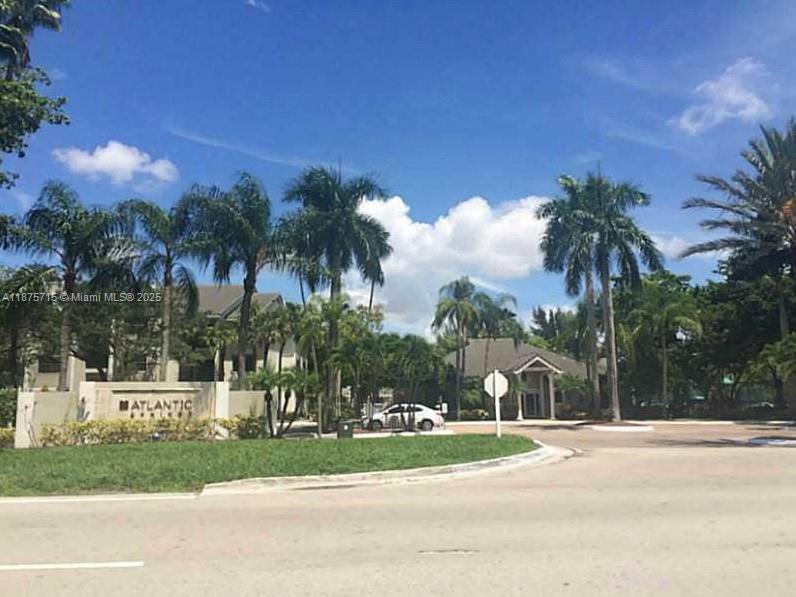 BEAUTIFUL 3BED/2BATHS IN VERY NICE COMMUNITY. GREAT AMENITIES, EXCELLENT LOCATION. CLOSE TO
SCHOOLS, SHOPPING, DINING AND ENTERTAINMENT