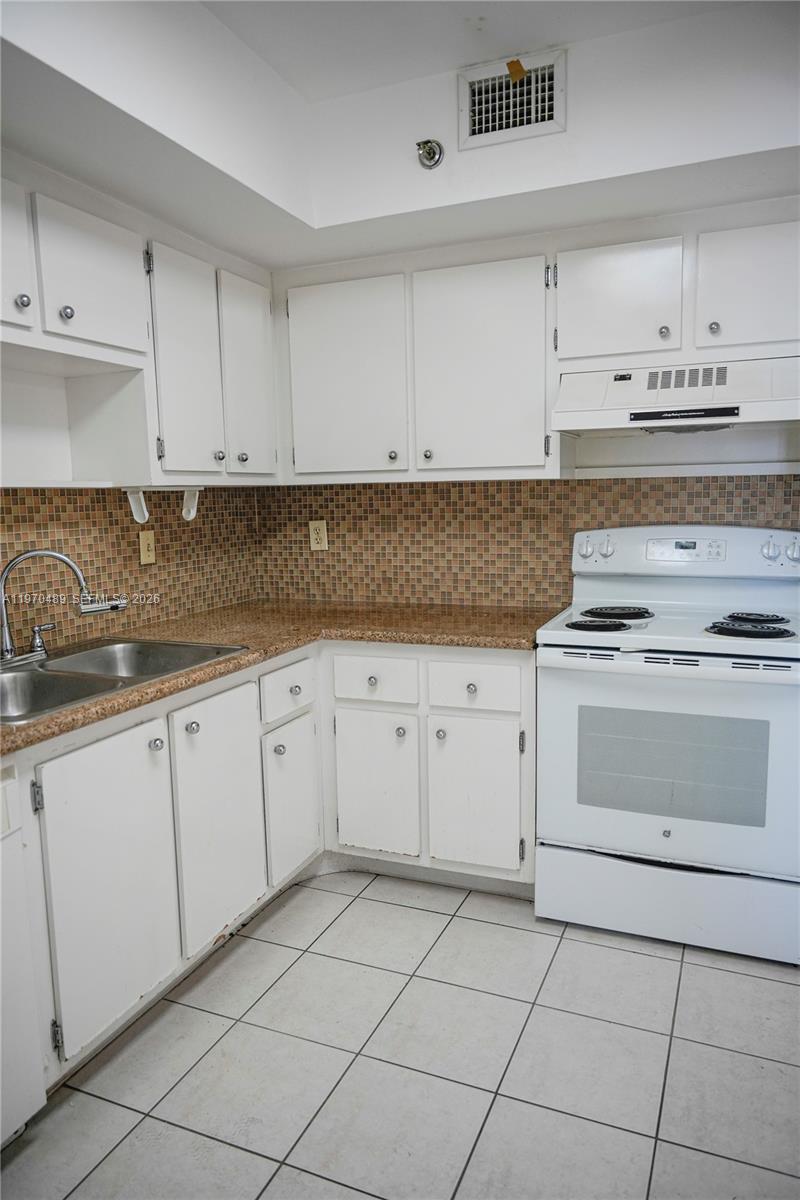 HILLCREST EAST NO 19 COND - Residential