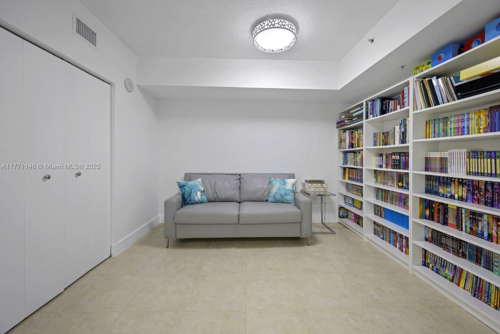 LA PERLA CONDO - Residential Lease